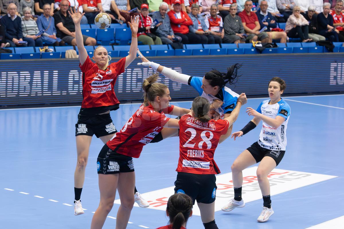 Cristina Neagu și-a luat adio de la Liga Campionilor cu 50 de imagini pentru istoria handbalului » Cadre fantastice surprinse de GSP: lacrimi, culoar special de retragere și moment magnific cu Reistad