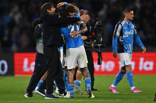 Conte se bucură împreună cu jucătorii lui Napoli după victoria în fața lui Torino / Foto: Imago
