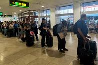 „Este haos” » Mărturiile unei românce blocate pe aeroportul din Madrid din cauza penei de curent