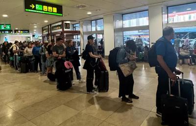 „Este haos” » Mărturiile unei românce blocate pe aeroportul din Madrid din cauza penei de curent