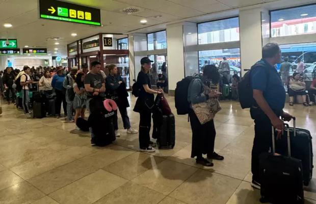 „Este haos” » Mărturiile unei românce blocate pe aeroportul din Madrid din cauza penei de curent