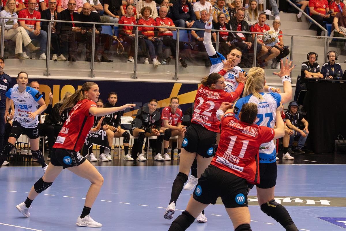 Cristina Neagu și-a luat adio de la Liga Campionilor cu 50 de imagini pentru istoria handbalului » Cadre fantastice surprinse de GSP: lacrimi, culoar special de retragere și moment magnific cu Reistad