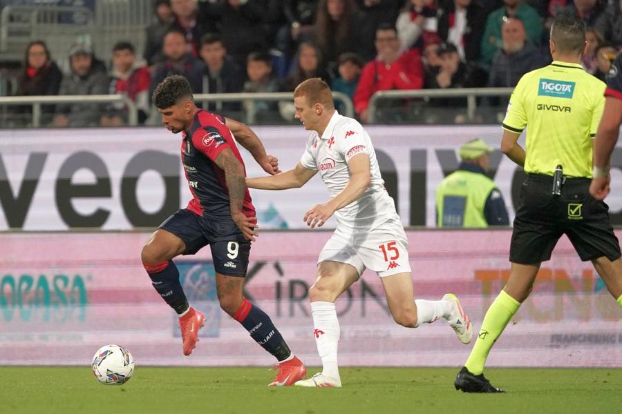 Florinel Coman, în acțiune la Cagliari / Foto: Imago Verdict în Italia la 3 luni de la transferul lui Florinel Coman » „Este un implant eșuat la Cagliari”