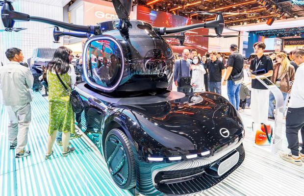 Revoluție în China! Mașini zburătoare au fost prezentate în cadrul Salonului Auto de la Shanghai » Imagini antologice cu vehiculele