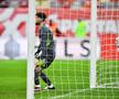 Dinamo marchează pe final și o încurcă pe CFR Cluj » Dan Petrescu a terminat partida în genunchi, iar FCSB are o mână și jumătate pe trofeu
