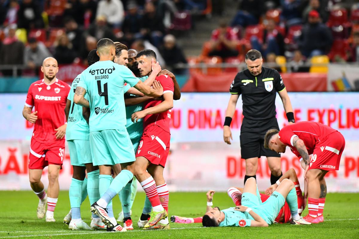 Dinamo marchează pe final și o încurcă pe CFR Cluj » Dan Petrescu a terminat partida în genunchi, iar FCSB are o mână și jumătate pe trofeu