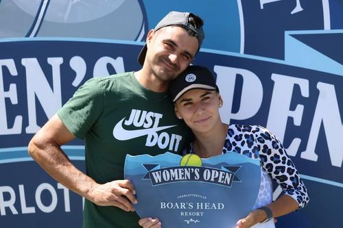 Irina Bara și antrenorul Dragoș Dima cu trofeul de la Charlottesville Foto: Instagram