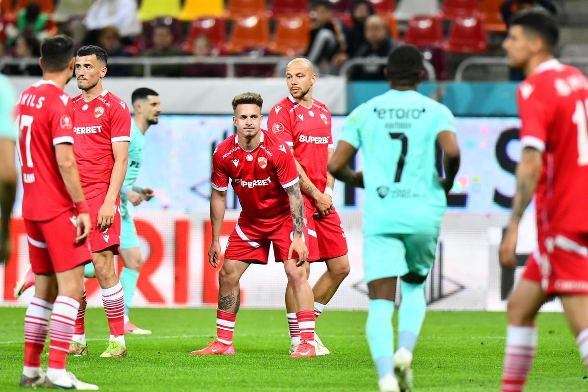 Dinamo marchează pe final și o încurcă pe CFR Cluj » Dan Petrescu a terminat partida în genunchi, iar FCSB are o mână și jumătate pe trofeu