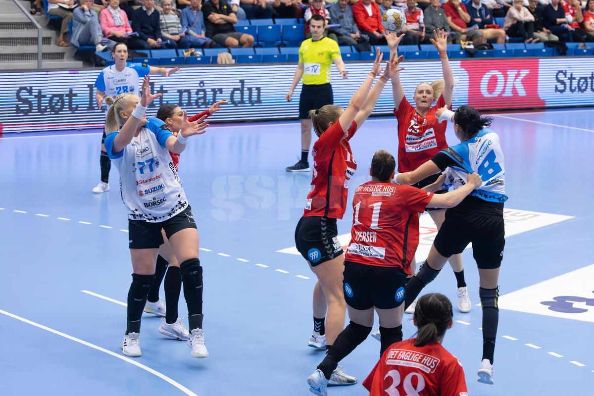 50 de fotografii cu Cristina Neagu la ultimul meci al ei în Liga Campionilor