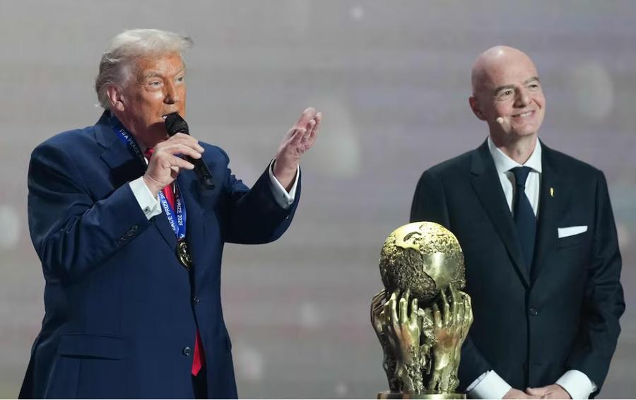 Președintele american Donald Trump și șeful FIFA, Gianni Infantino, fac regulile la CM 2026 Odă lui Trump: „Ați depășit așteptările! Toți se bucură de acest Mondial! Milioane de fani aici, miliarde acasă”
