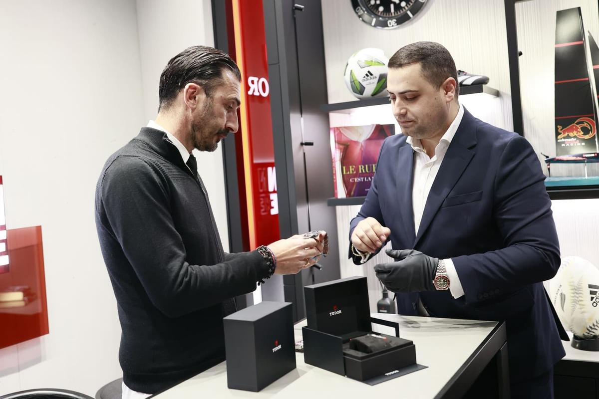 Elias Charalambous și jucătorii de la FCSB au primit ceasuri de lux! Ce spune antrenorul despre revenire: „Prima opțiune ar fi FCSB”