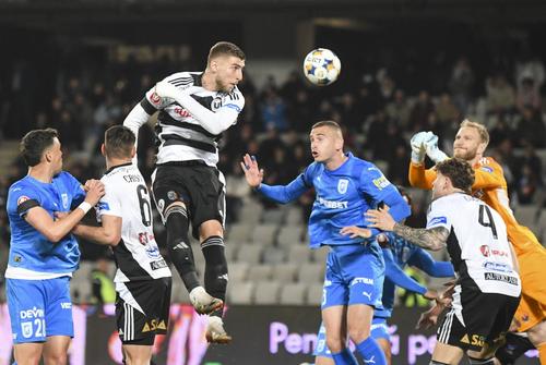 Jovo Lukic sare la cap în meciul cu Universitatea Craiova / FOTO: Imago