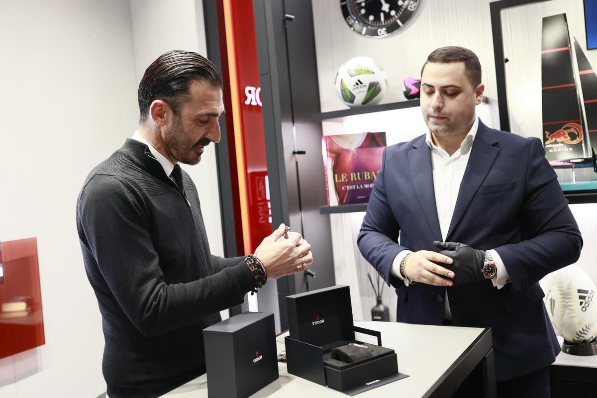Elias Charalambous și jucătorii de la FCSB au primit ceasuri de lux! Ce spune antrenorul despre revenire: „Prima opțiune ar fi FCSB”