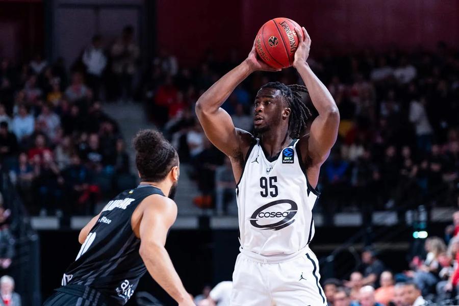 După două sezoane la U-BT Cluj-Napoca, Adam Mokoka evoluează pentru JL Bourg/Foto: euroleaguebasketball.net JL Bourg a triumfat în EuroCup! Adam Mokoka, fostul jucător al lui U-BT Cluj-Napoca, a fost MVP-ul finalei: „A fost un război și l-am câștigat”