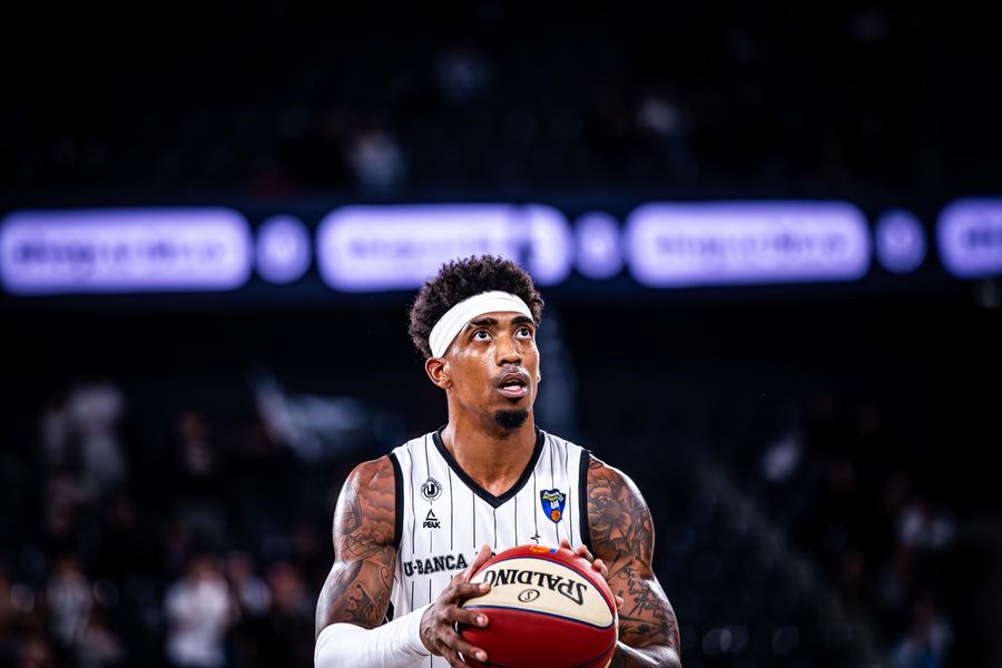 Karel Guzman, cubanezul lui U-BT Cluj-Napoca/Foto: aba-liga.com Cubanezul de la U-BT Cluj-Napoca face dezvăluiri uluitoare despre federație: „Noi cedăm un procent din contract și ei nu ne dau nici măcar apă”