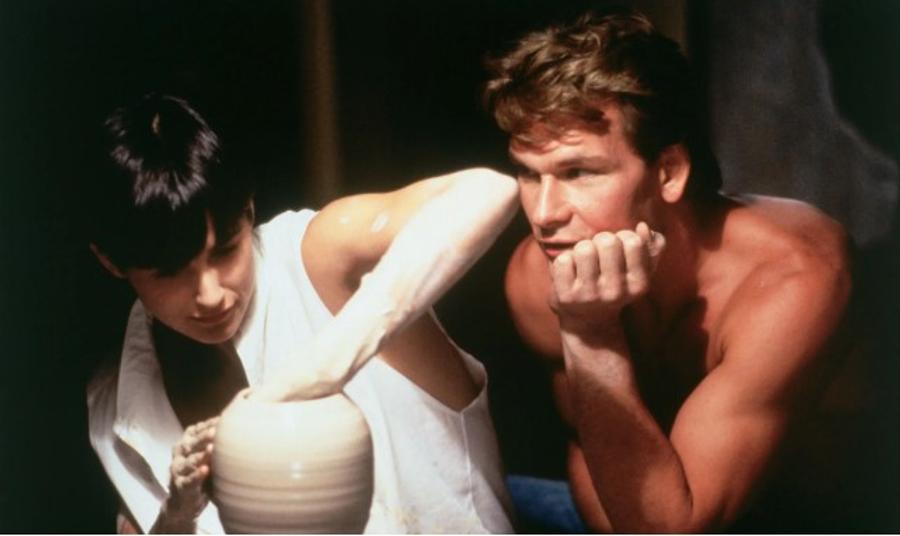 Patrick Swayze și Demi Moore în Ghost Italienii au dat verdictul după performanța lui Chivu la Inter: „A fost ca Patrick Swayze cu lutul în «Fantoma»!”