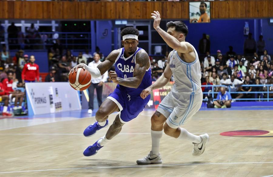 Karel Guzman, în duelul cu Argentina/Foto: fiba.basketball Cubanezul de la U-BT Cluj-Napoca face dezvăluiri uluitoare despre federație: „Noi cedăm un procent din contract și ei nu ne dau nici măcar apă”