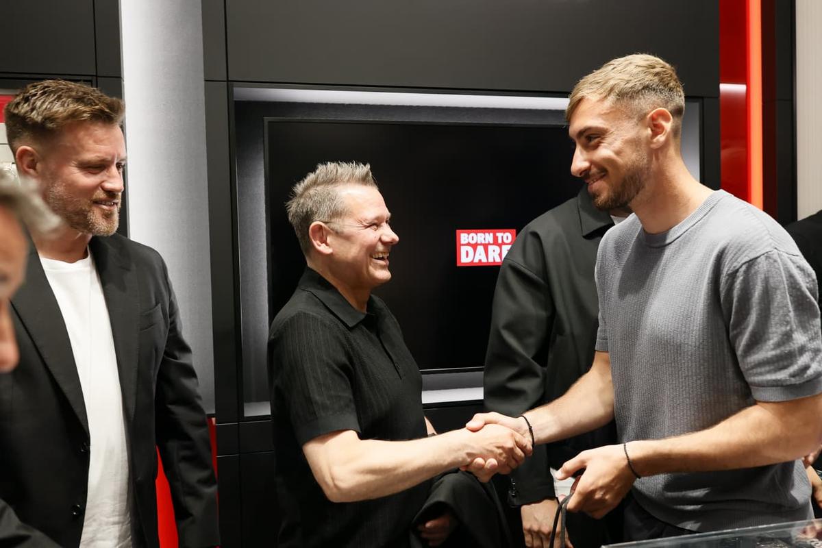 Elias Charalambous și jucătorii de la FCSB au primit ceasuri de lux! Ce spune antrenorul despre revenire: „Prima opțiune ar fi FCSB”