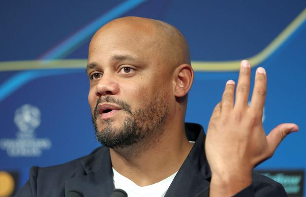 Kompany a răspuns cu o glumă: „Ca Mourinho?! Sunt prea înalt să încap într-un coș de rufe”