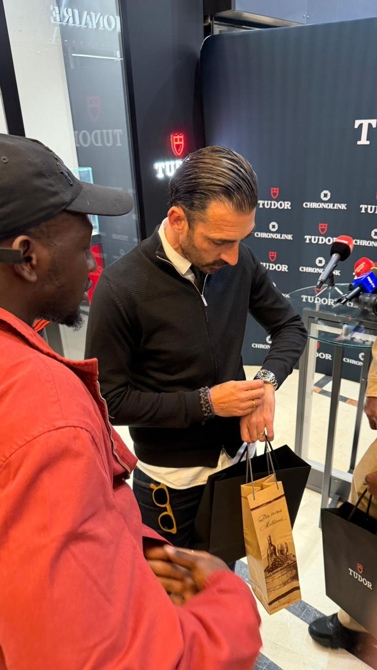 Elias Charalambous și jucătorii de la FCSB au primit ceasuri de lux! Ce spune antrenorul despre revenire: „Prima opțiune ar fi FCSB”