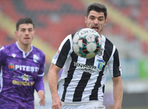 CS Universitatea Craiova i-a învins pe giurgiuveni în finala Cupei, l-a achiziționat de acolo pe portarul David Lazar și negociază intens pentru mijlocașul ofensiv Vali Gheorghe.