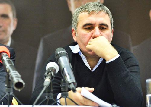 Gică Hagi (56 de ani) a stat un an pe bară și a privit un sezon chinuitor al creației sale, Viitorul. Ar trebui să revină pe bancă în Liga 1 sau ar trebui să cauta o provocare mai importantă? Dezbatem împreună.