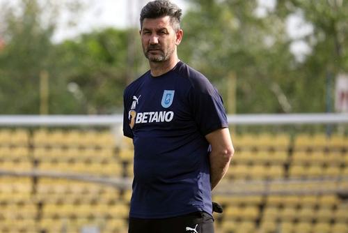 Marinos Ouzounidis (52 de ani), antrenorul celor de la CS Universitatea Craiova, a confirmat doar parțial portretul nu tocmai favorabil făcut de ziaristul grec Iorgos Mazias la sosirea sa în România, în februarie.