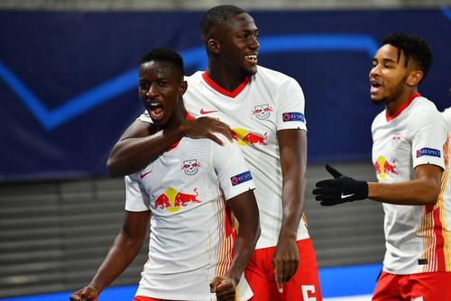 Konate, jucătorul din centru, numărul 6 / Getty