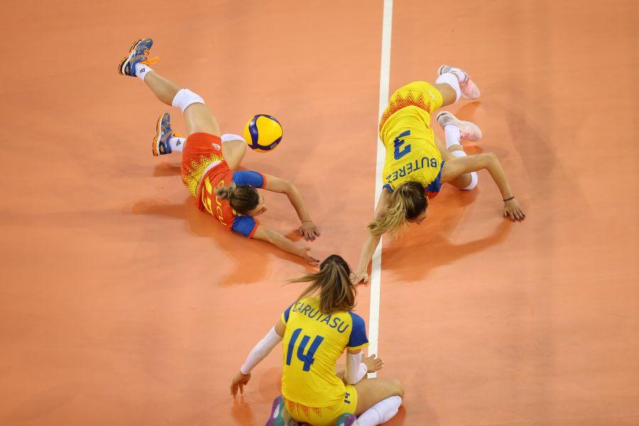 Nu cade mingea! Buterez, Ciucu și Căruțașu luptă pentru a recupera balonul FOTO Marius Ionescu Victorie eroică! România a debutat cu un succes în Golden League, 3-2 cu Franța