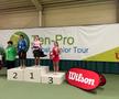 Antrenor și doi jucători de tenis minori lăsați la poarta avionului