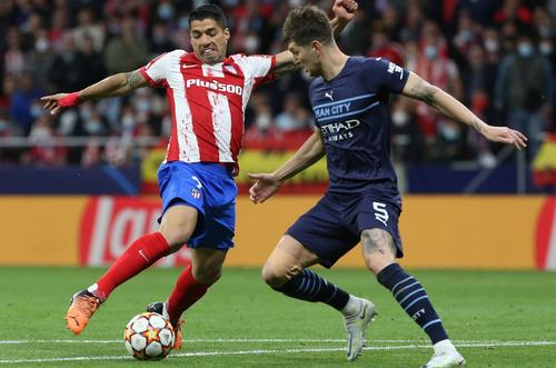 Luis Suarez, în duel cu Stones/ foto Imago Images