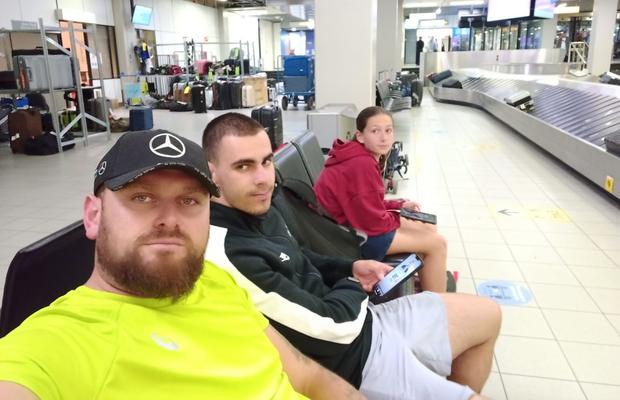 Antrenor și doi jucători de tenis minori lăsați la poarta avionului care-i ducea spre „naționale”, deși aveau bilete