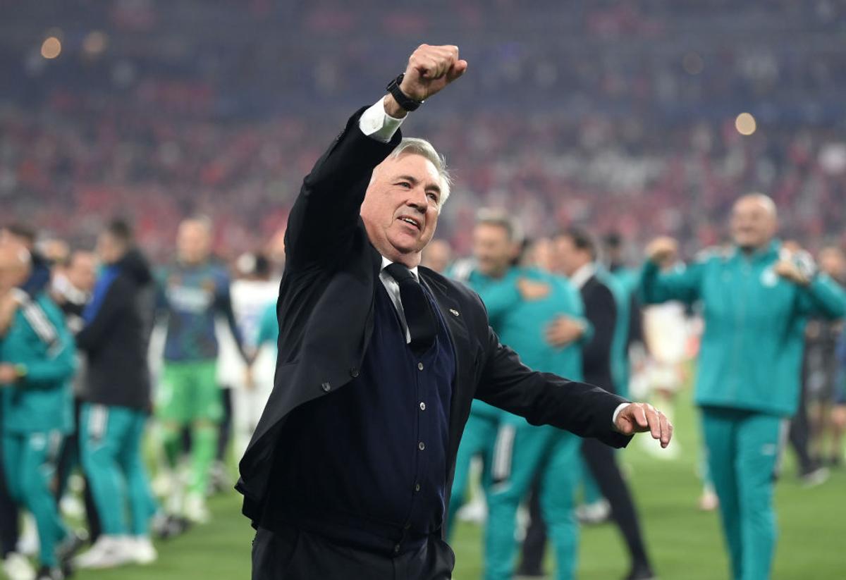Imagini FABULOASE cu bucuria jucătorilor lui Real Madrid: Kroos și Modric s-au tăvălit pe gazon, Marcelo a vrut să fugă cu trofeul
