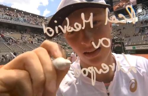 Liderul mondial Iga Swiatek (20 de ani) a trecut de Danka Kovinic (95 WTA), scor 6-3, 7-5, și s-a calificat în optimile de finală de la Roland Garros. La final, poloneza le-a amintit fanilor de finala Ligii Campionilor, Liverpool - Real Madrid.