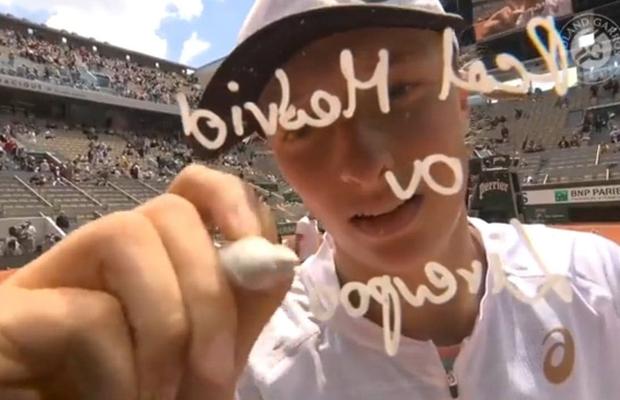 Iga Swiatek, cu gândul la finala Ligii » Ce a scris pe cameră după calificarea în „optimi” la Roland Garros