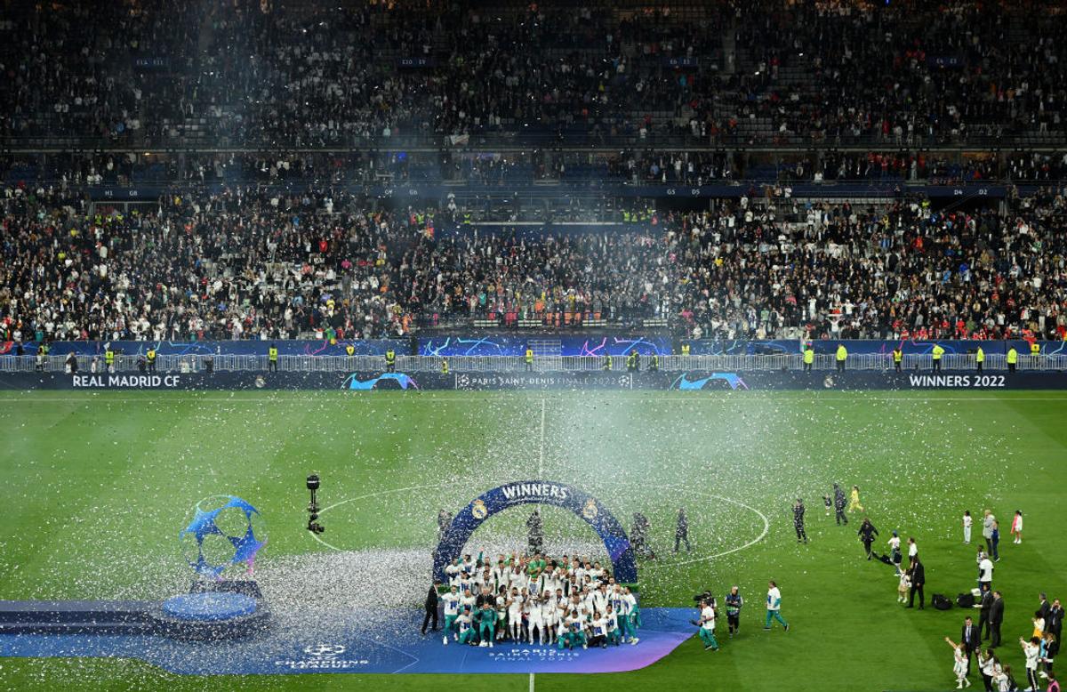 Imagini FABULOASE cu bucuria jucătorilor lui Real Madrid: Kroos și Modric s-au tăvălit pe gazon, Marcelo a vrut să fugă cu trofeul