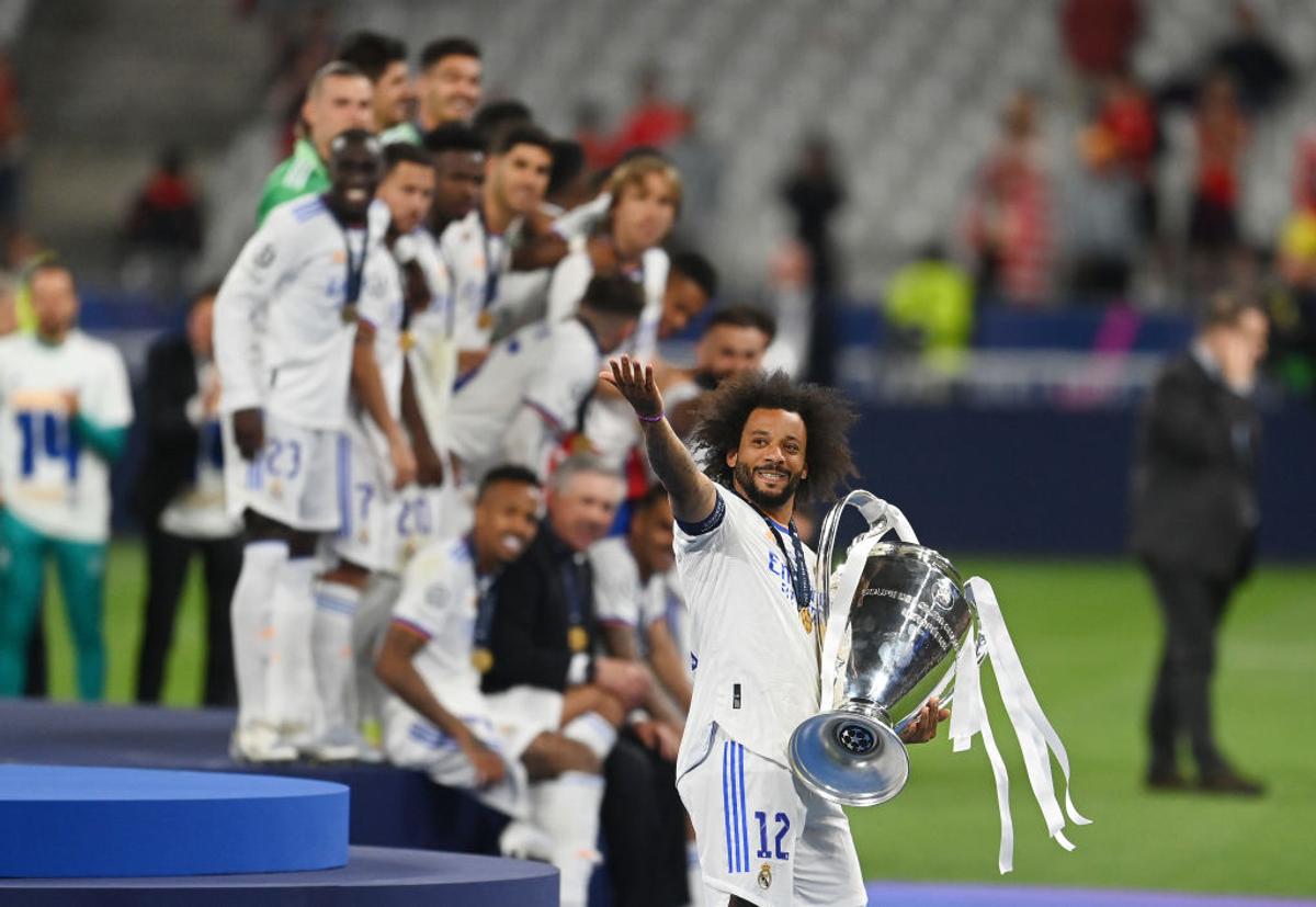 Imagini FABULOASE cu bucuria jucătorilor lui Real Madrid: Kroos și Modric s-au tăvălit pe gazon, Marcelo a vrut să fugă cu trofeul