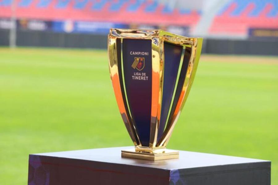 Trofeul primit de Universitatea Craiova / FOTO: FRF Titlul e-n Bănie! » Universitatea Craiova a învins UTA în finala Ligii de Tineret și va reprezenta România în UEFA Youth League