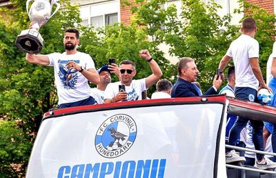 Corvinul e în CORZI: dacă va juca în Europa, ar PIERDE dreptul de promovare în Superligă! » Cere dispensă din partea FRF: „Ar fi o aberație, să ne amâne!”