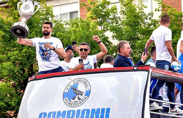 Corvinul e în CORZI: dacă va juca în Europa, ar PIERDE dreptul de promovare în Superligă! » Cere dispensă din partea FRF: „Ar fi o aberație, să ne amâne!”