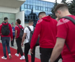 Imagini de neînțeles la sosirea lui Dinamo! » Gardă de onoare, antemergătoare BMW și circulație blocată