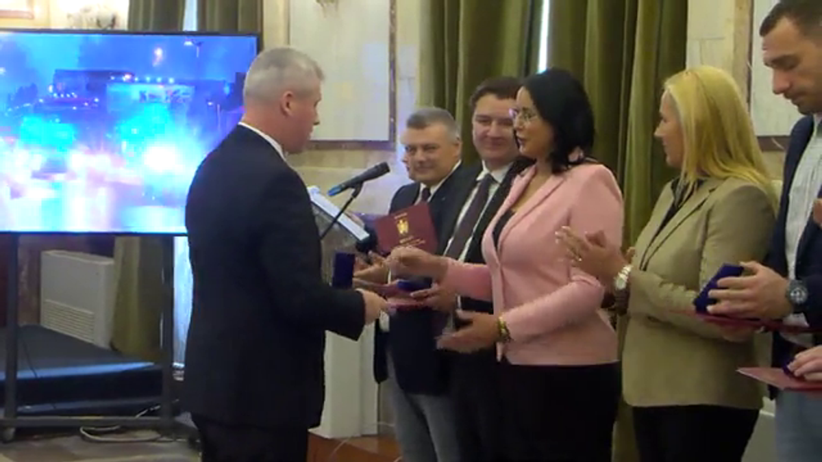 Imagini de neînțeles la sosirea lui Dinamo! » Gardă de onoare, antemergătoare BMW și circulație blocată + decorații de la ministrul de Interne