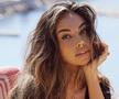 Mădălina Ghenea dansând pe mese