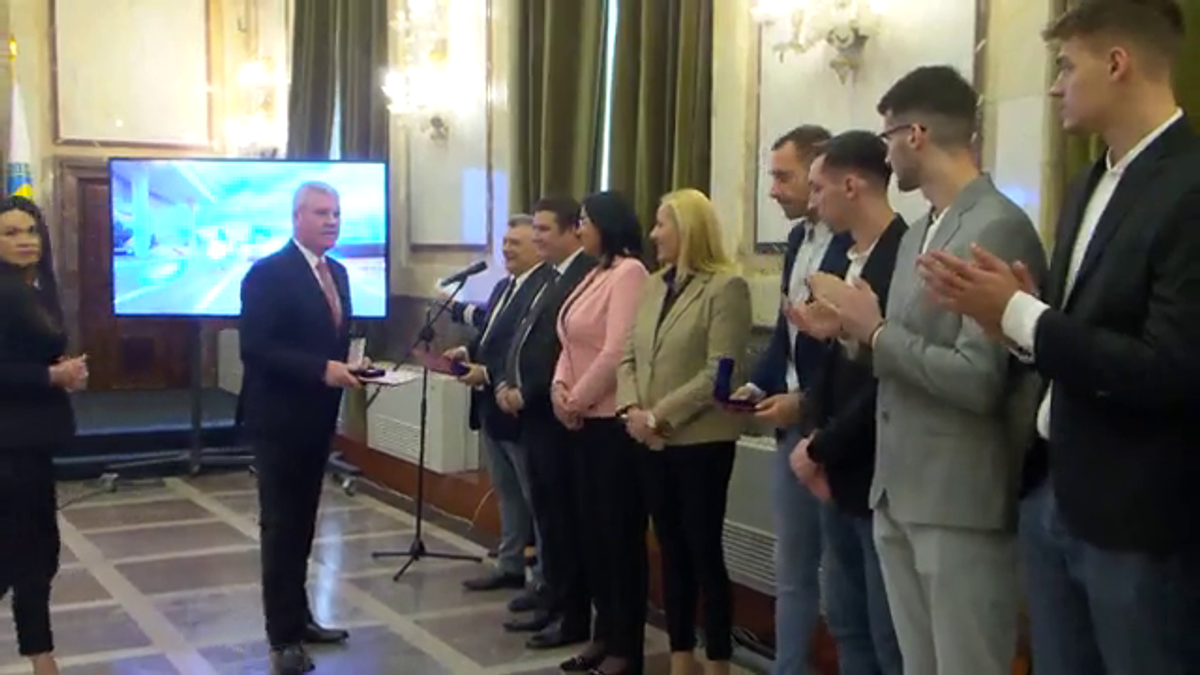 Imagini de neînțeles la sosirea lui Dinamo! » Gardă de onoare, antemergătoare BMW și circulație blocată + decorații de la ministrul de Interne