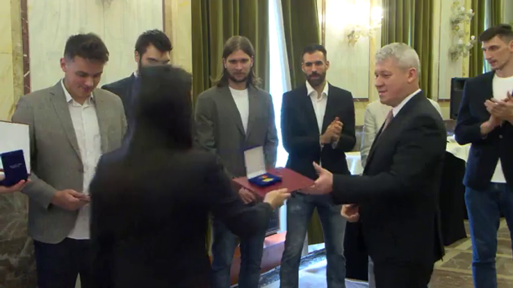 Imagini de neînțeles la sosirea lui Dinamo! » Gardă de onoare, antemergătoare BMW și circulație blocată