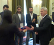 Imagini de neînțeles la sosirea lui Dinamo! » Gardă de onoare, antemergătoare BMW și circulație blocată