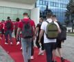 Imagini de neînțeles la sosirea lui Dinamo! » Gardă de onoare, antemergătoare BMW și circulație blocată