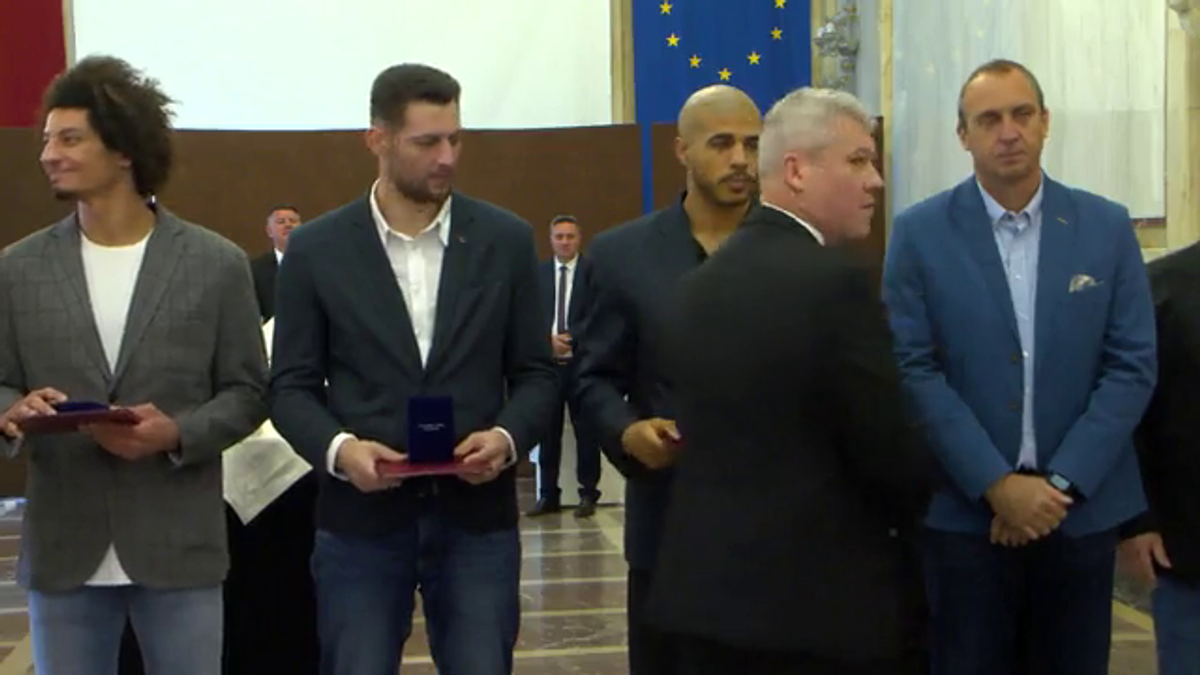 Imagini de neînțeles la sosirea lui Dinamo! » Gardă de onoare, antemergătoare BMW și circulație blocată + decorații de la ministrul de Interne