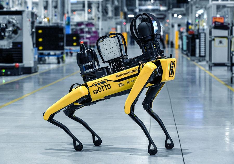 Sursă foto: https://www.press.bmwgroup.com/ Aici s-a ajuns: BMW folosește un patruped robot de la Boston Dynamics pentru a monitoriza o fabrică din UK