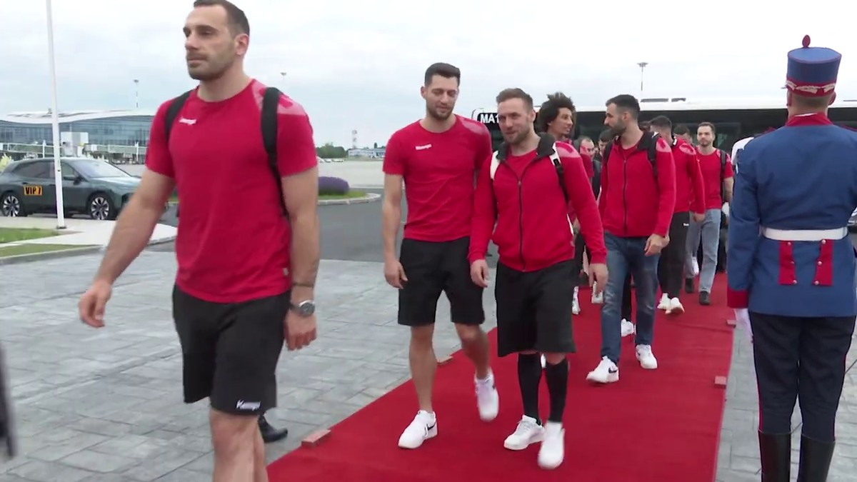 Imagini de neînțeles la sosirea lui Dinamo! » Gardă de onoare, antemergătoare BMW și circulație blocată + decorații de la ministrul de Interne
